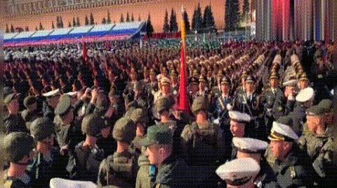 中国仪仗队在莫斯科红场阅兵彩排中成为最亮眼的风景。

5月9日阅兵式前，解放军仪