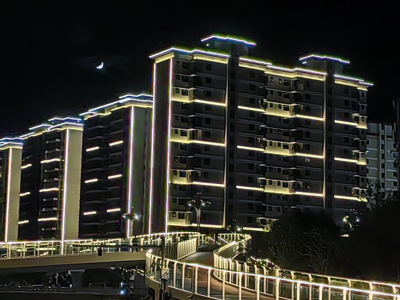 宁静的夜，弯弯的月，曲曲折折的桥，空荡荡的路上，无人打扰独自品味难得的宁静。