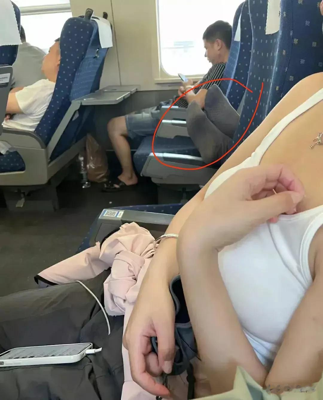 男生“晒脚”，看看女同胞如何反应!

在某高铁上(图1)，1美女正在专注刷头条，
