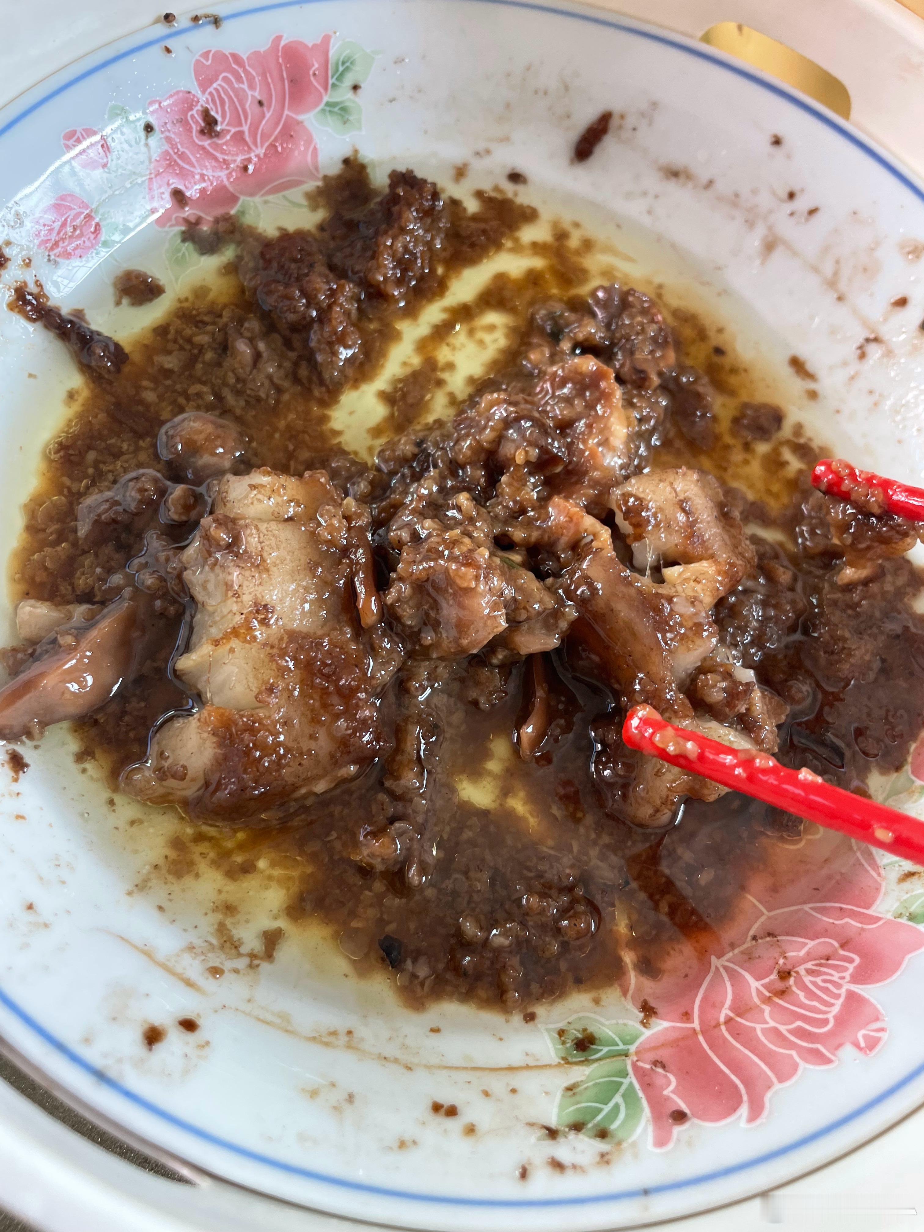 到家了，妈妈做了一桌子饭菜做了米粉肉、辣椒炒肉还有煌上煌美味呢  