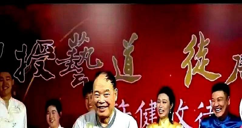 他被叫了三十年“野路子”。
昨天才发现，那张1992年的拜师合影里，他一直都站在