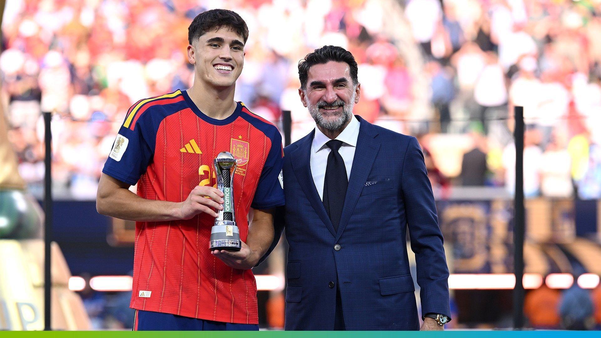 庆祝下一代足球卓越祝贺Pau Cubarsí荣获Aramco赞助的FIFA青年球