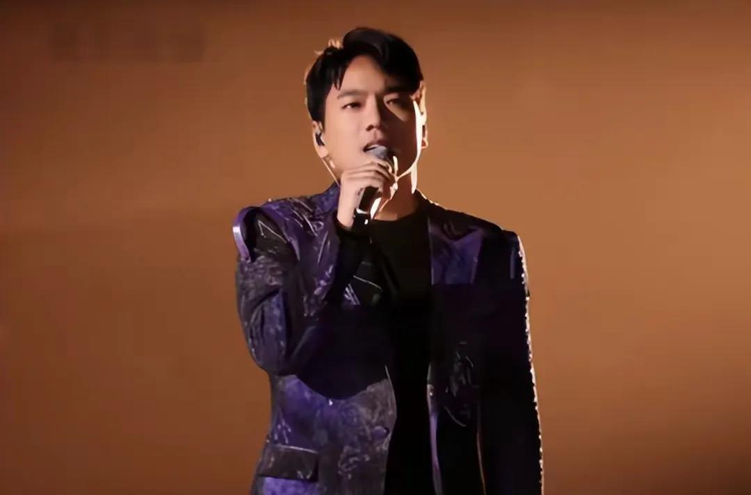这一次，海来阿木被说土，一点也不冤。
《歌手》第三期的演唱歌曲名单曝光，海来阿木