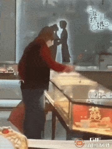 10月26日，上海浦东新区中国黄金饰品店进来一名男子，他戴着口罩、戴着眼镜！左手