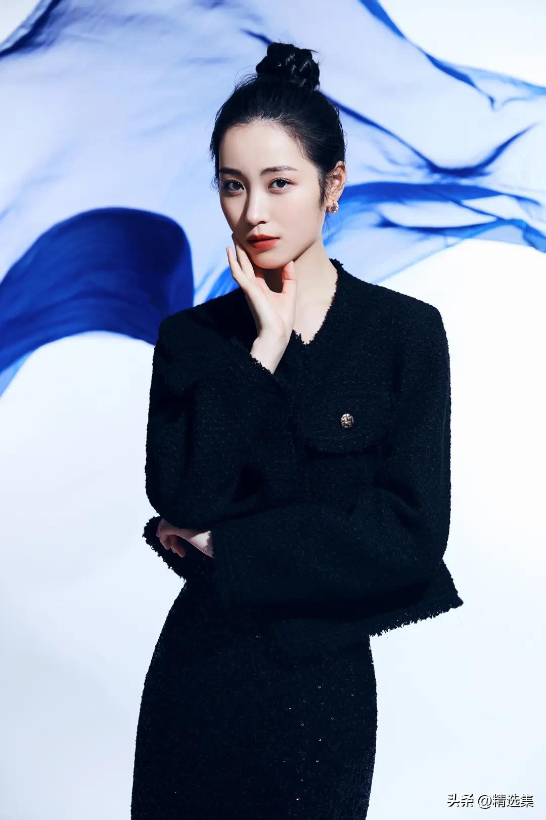 优雅黑衣少女，蓝纱飘逸，尽显时尚魅力！💃✨