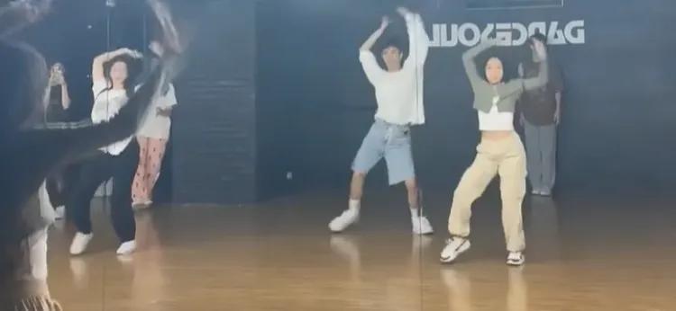 天生的舞者，这也太软了吧[爱慕][爱慕]他就是他自己 过着自己想要过的人生就好[