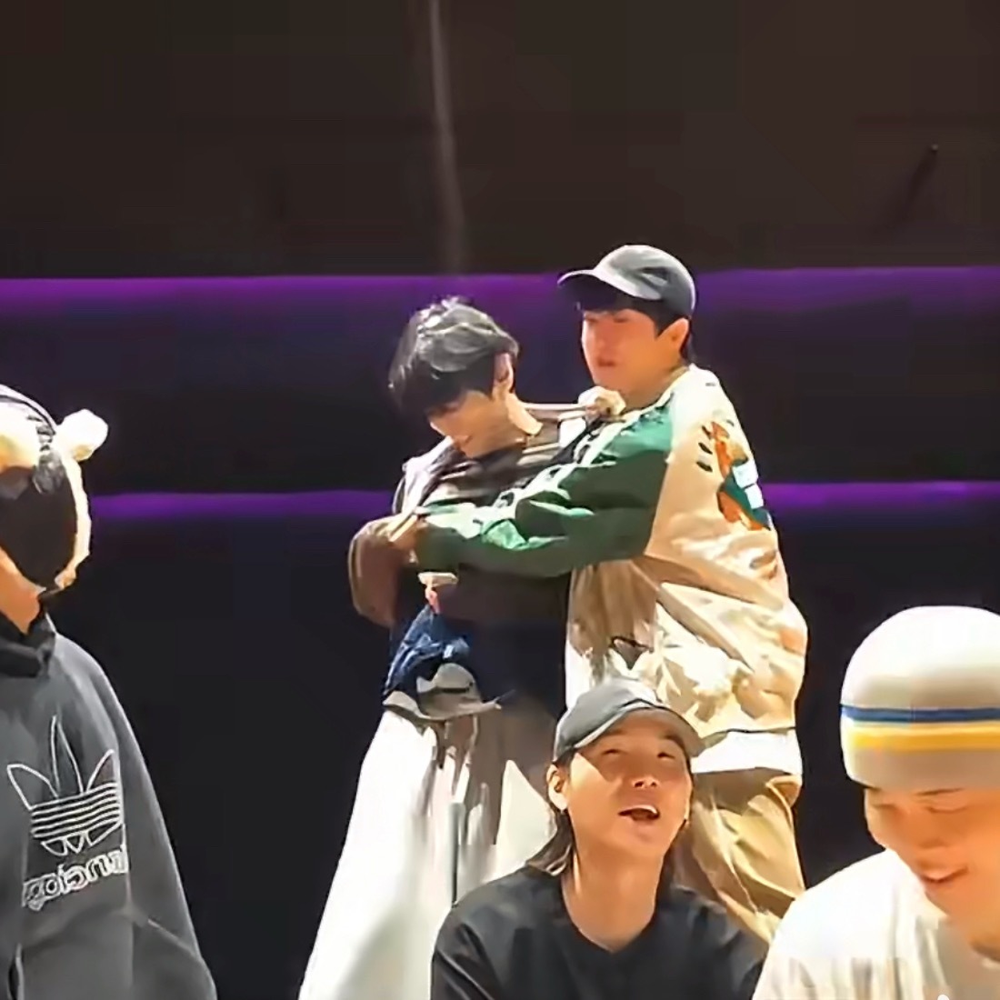 我家妞妞被很奇怪的畴蜀黍扒衣服了。 