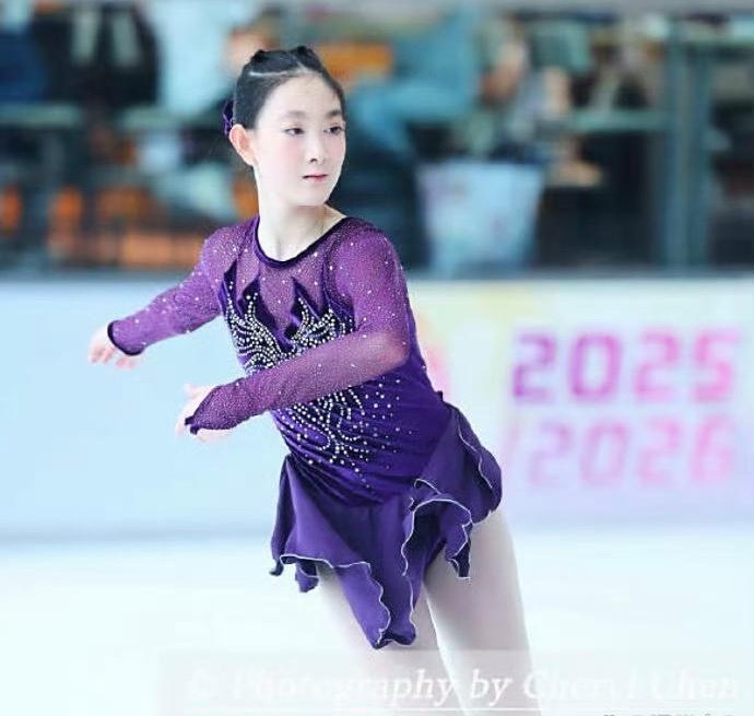 近日，李小鹏13岁女儿奥莉参加香港花滑比赛，在冰场上的精彩表现引发广泛关注。曾经