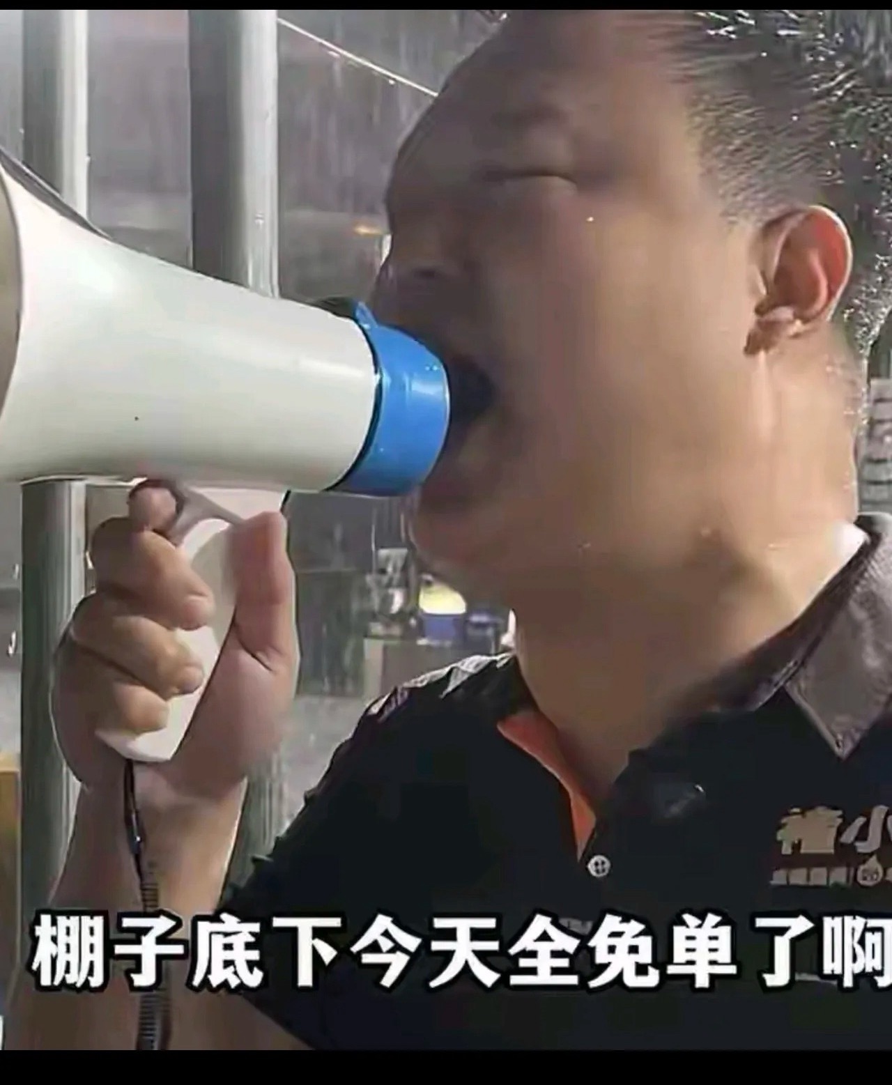 烧烤店老板大雨中喊话免单近3万元很多人认为老板白白亏损三万很可惜，但是一次雨夜免