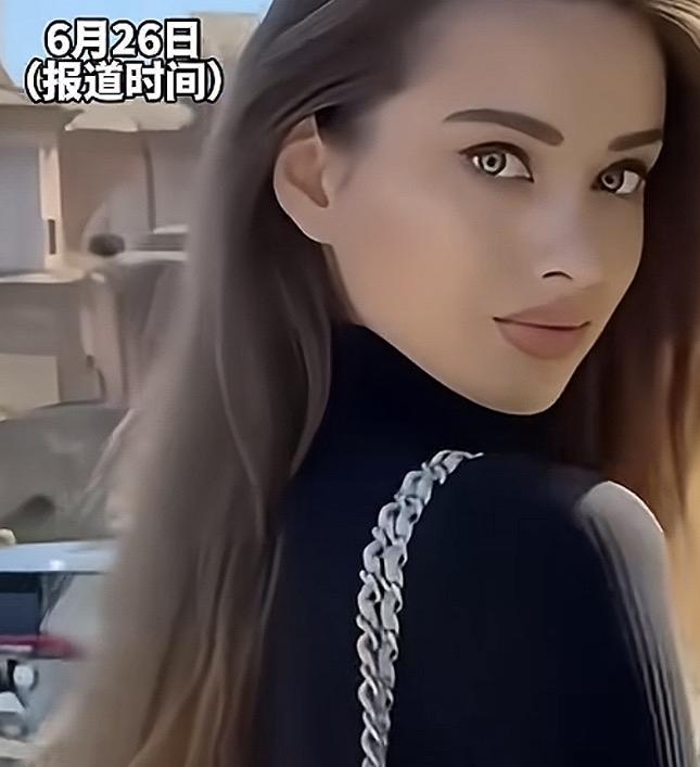 夏日穿搭指南：简约黑色高领毛衣，链条装饰，尽显时尚感！