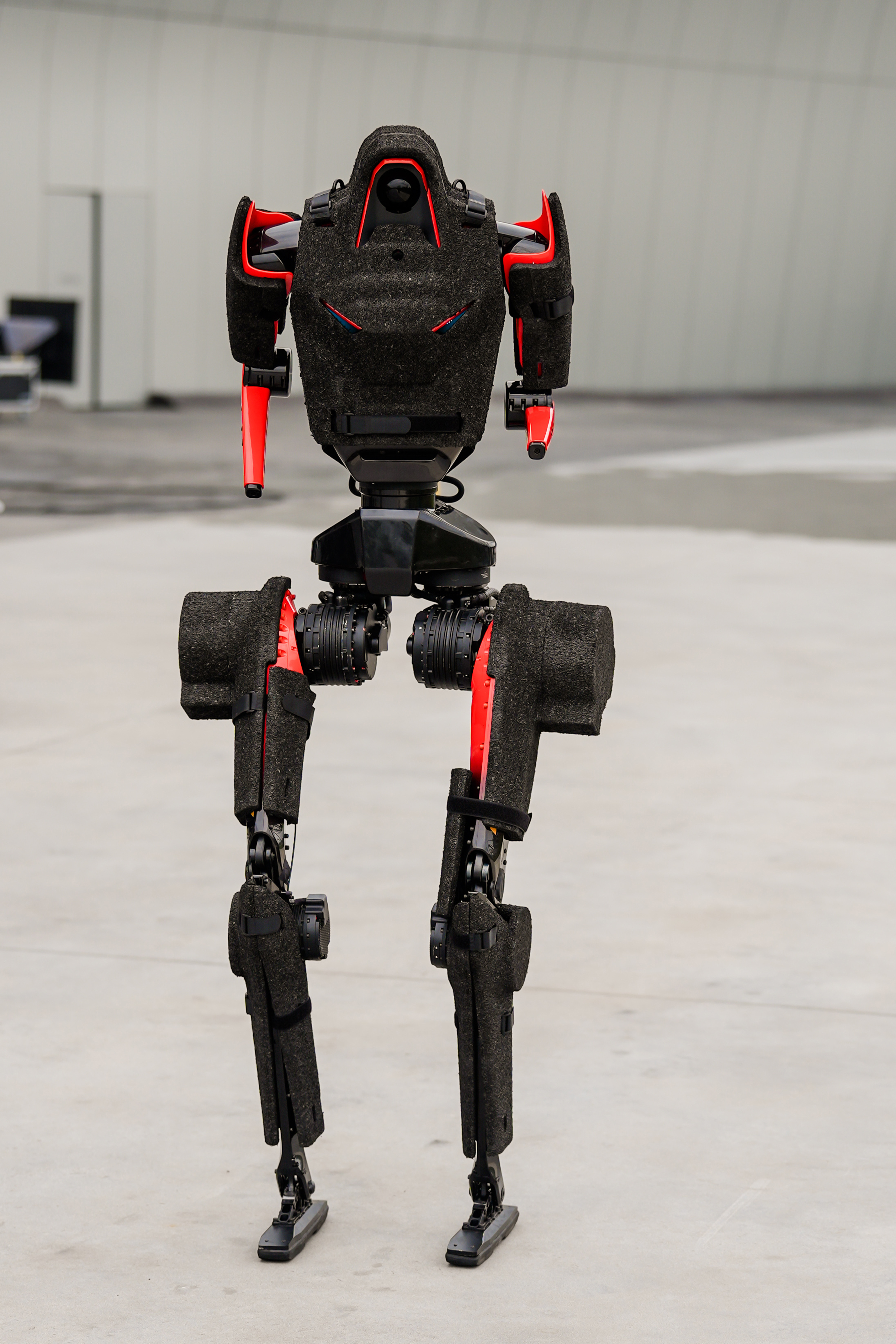 刚斩获半马冠军的荣耀闪电机器人也来发布会现场了，现在也是机器人里面的明显选手了荣