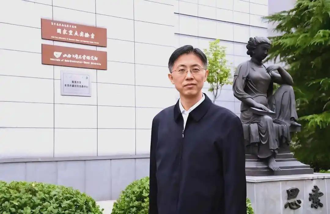 山西大学副校长张靖担任校党委副书记后，明确其主持行政工作。去年8月份，原任校长黄