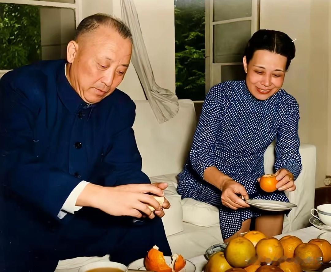 这张1955年的珍贵照片，定格了抗日名将卫立煌与夫人韩权华居家闲坐的温情瞬间。