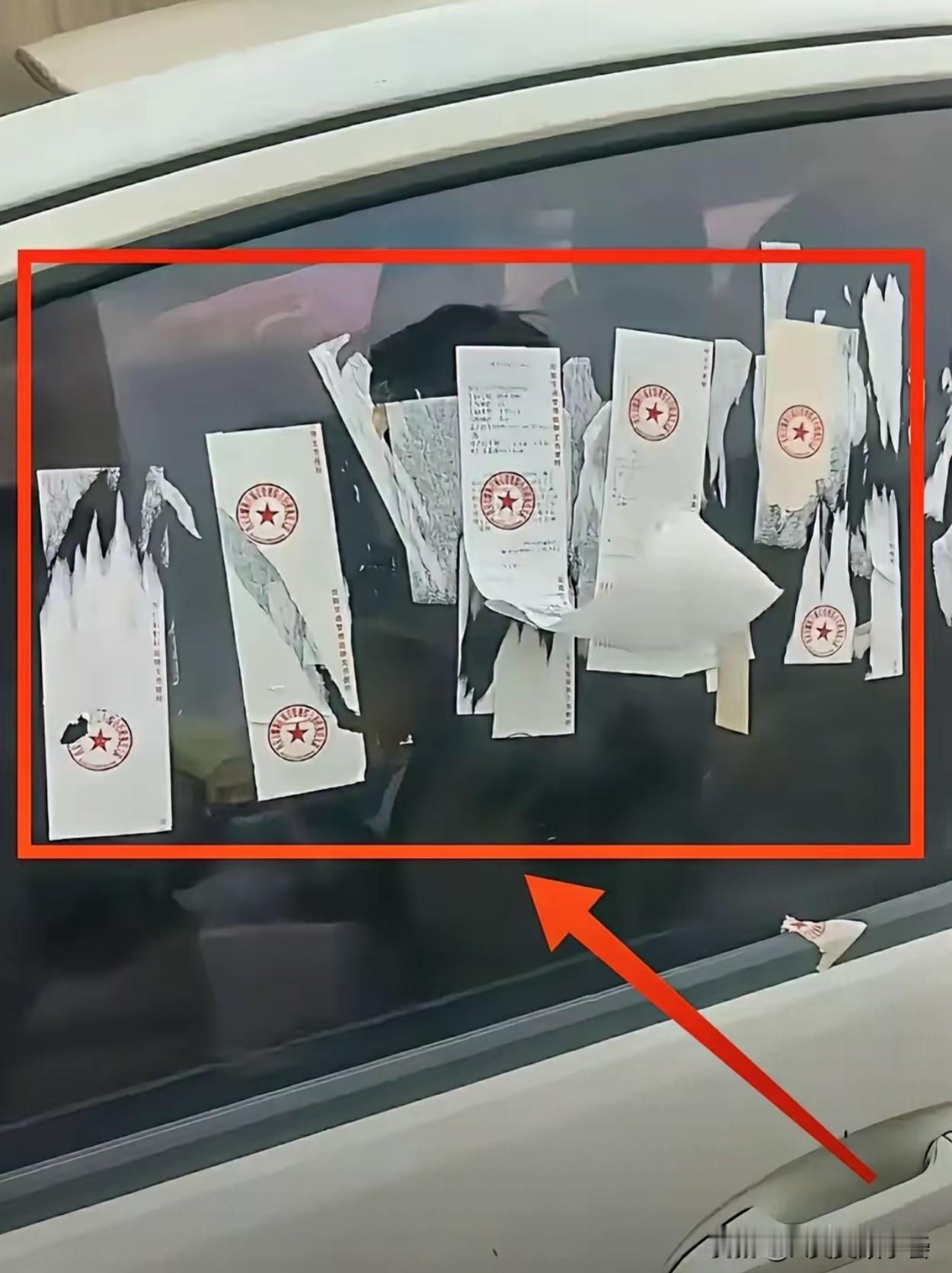 给你说西安人犟你还不信！
这不一车主跟交警还杠了起来！
一个就是不挪车，一个就天