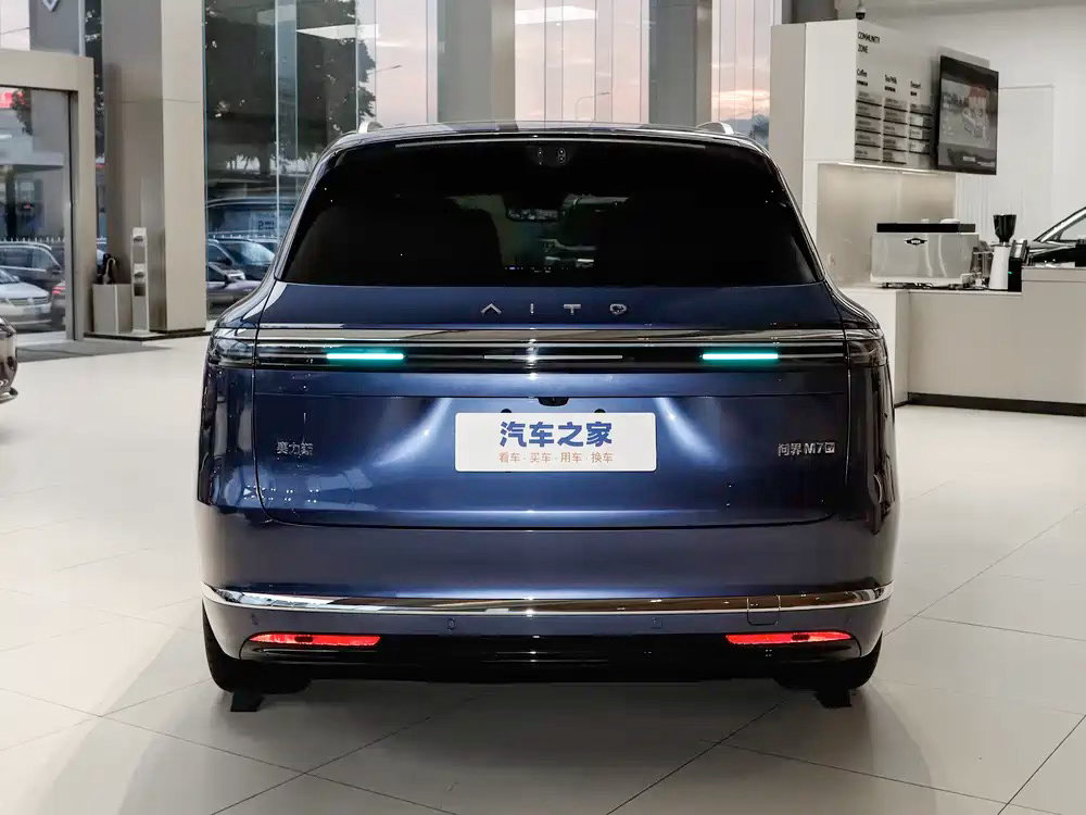 2026款华为问界M7五座版，中大型家用SUV车型。整车长宽高5020mm×19