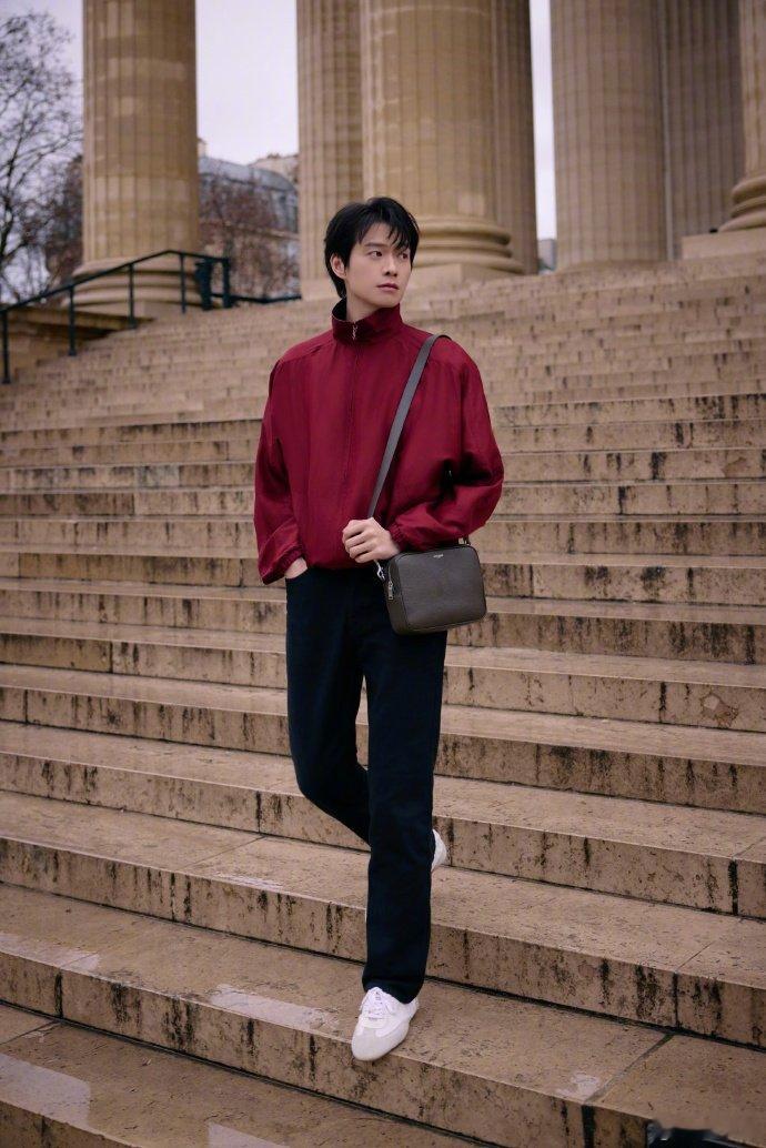 魏大勋巴黎雨天街头漫步魏大勋街拍九宫格 魏大勋街拍九宫格 ！ 