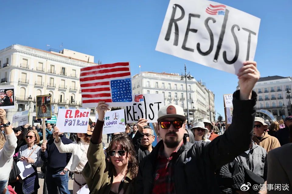 【79岁的“国王”特朗普再遭全球羞辱】（每日野兽）不仅仅是美国人纷纷走上街头谴责