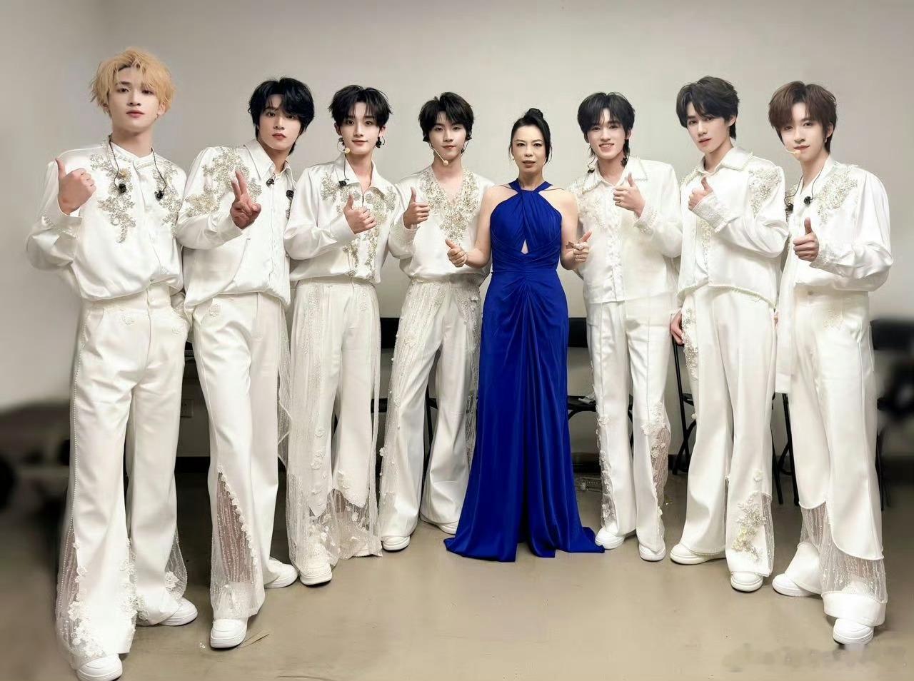 黄绮珊老师和时代少年团合照 ​​​