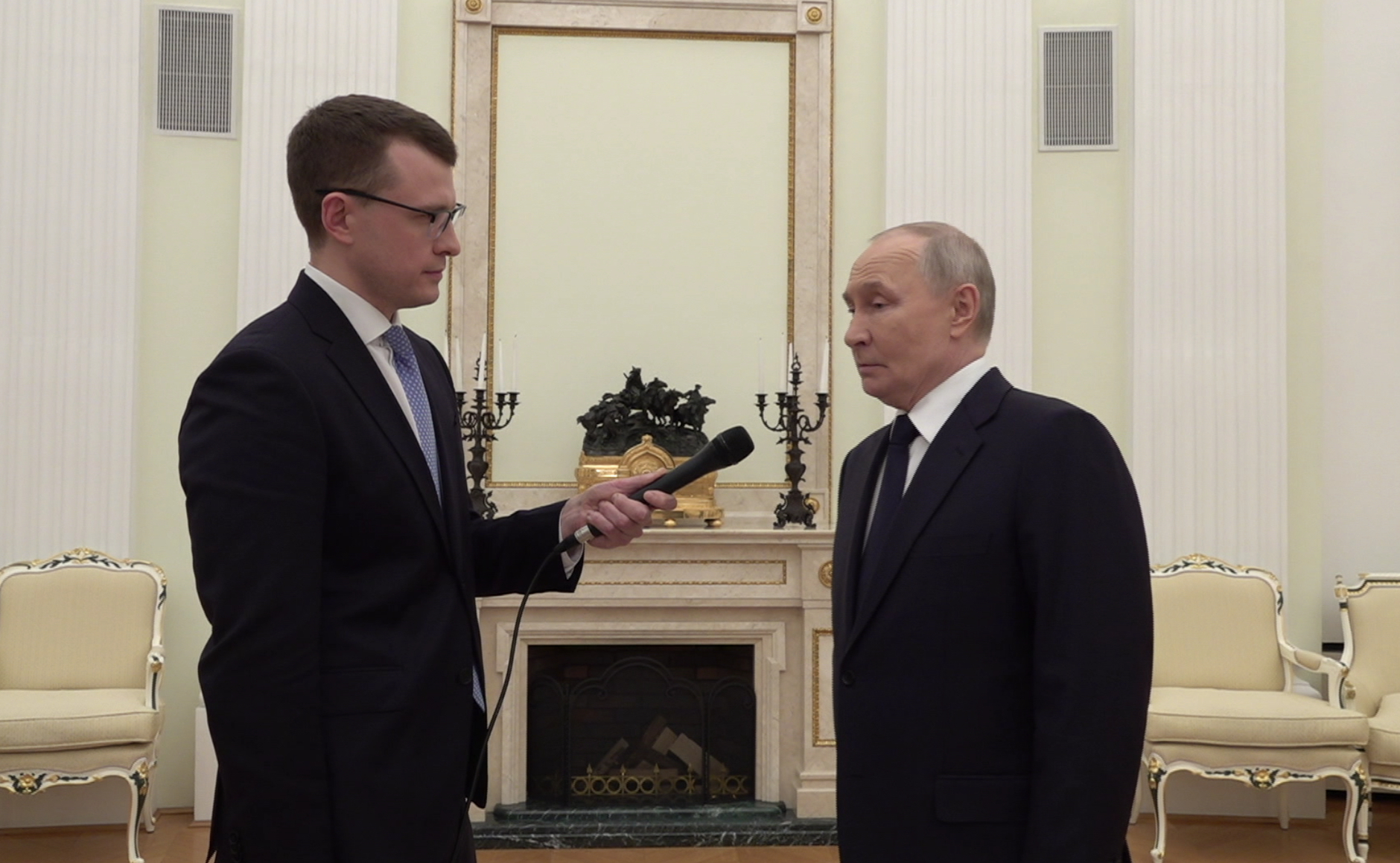 瓦洛佳小朋友  回答记者帕维尔·扎鲁宾的提问在与匈牙利外交部长彼得·西雅尔托会晤