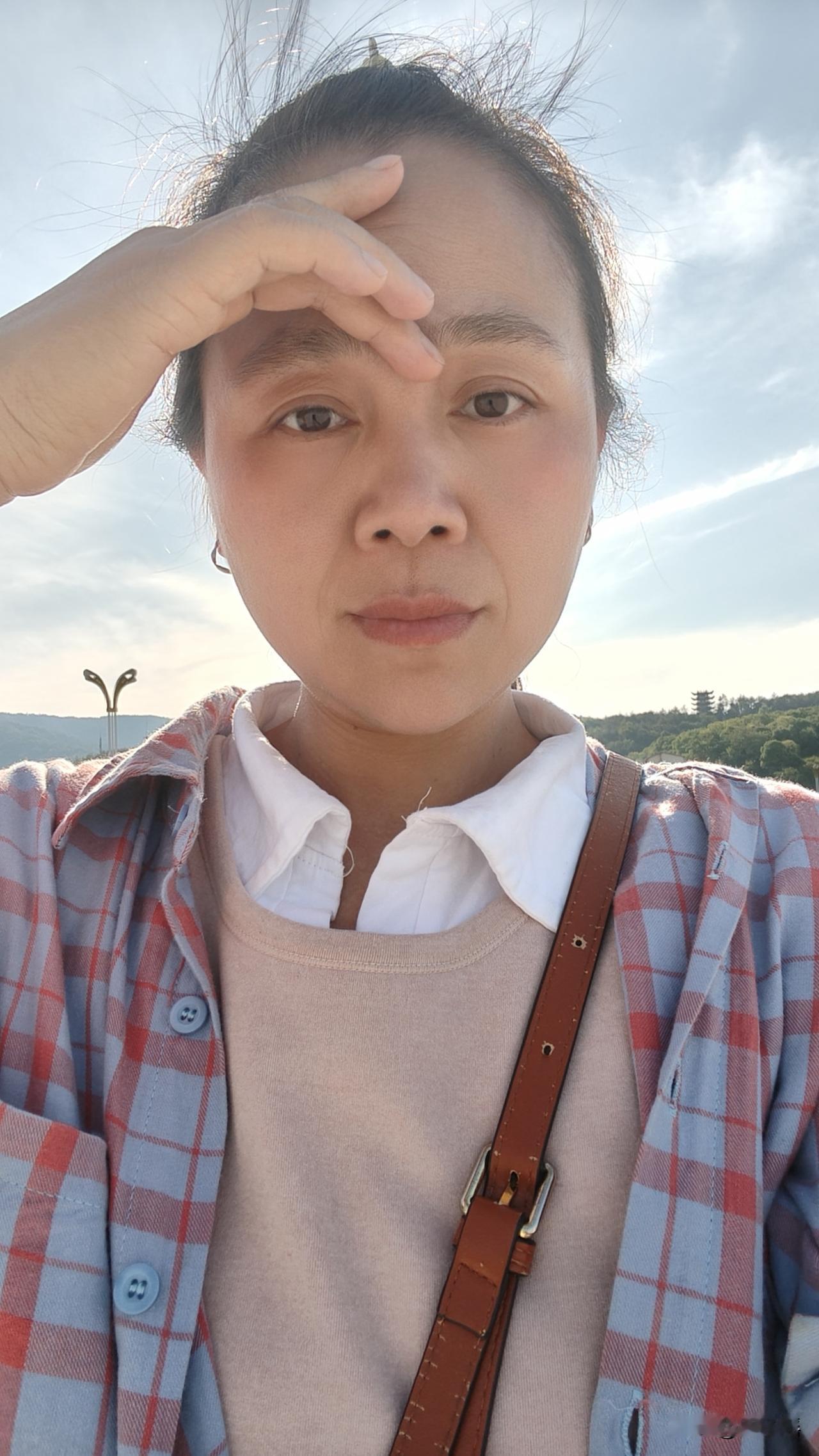 一个女人不要趁年轻漂亮有点姿色就在外新风作浪，高估自己，不把家里的老公孩子当回事