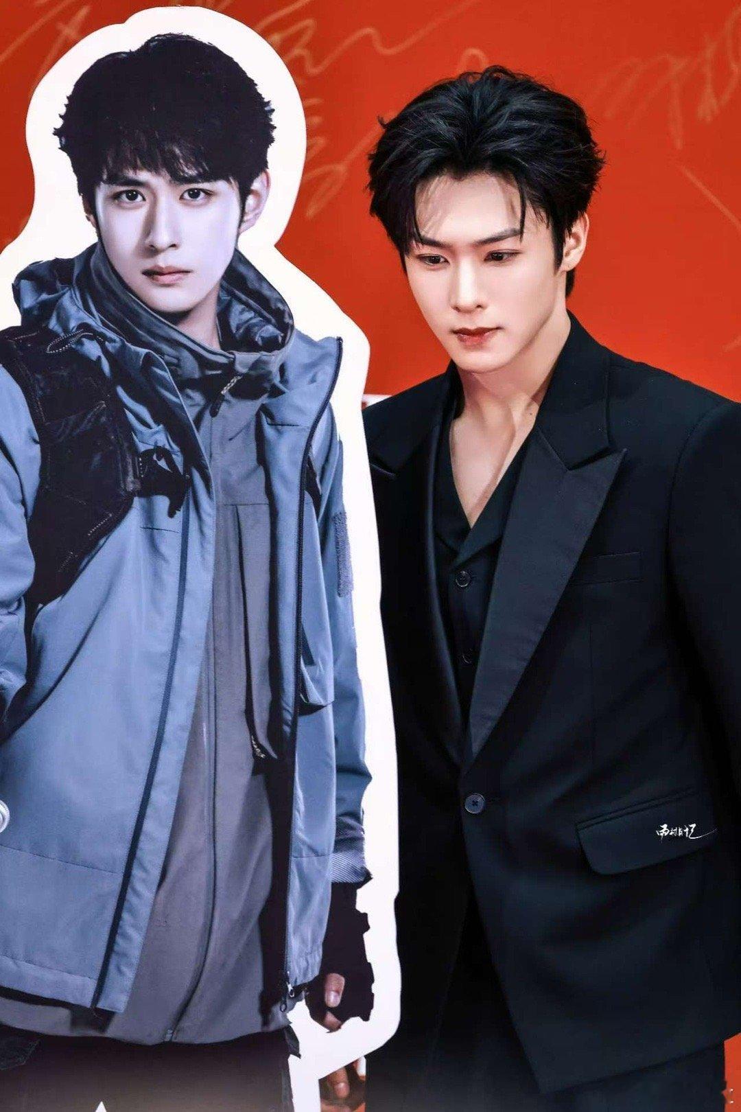 程相侧脸秒了是形容词不是动词 今天的红毯造型太绝了，大背头配深V黑西装，程相这一