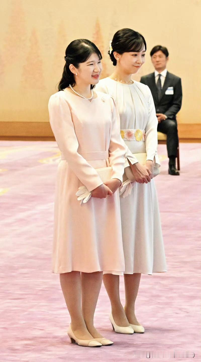 日本爱子公主和堂姐佳子公主一起出席艺术院获奖作品展览，两位女士都选择了连衣裙搭配