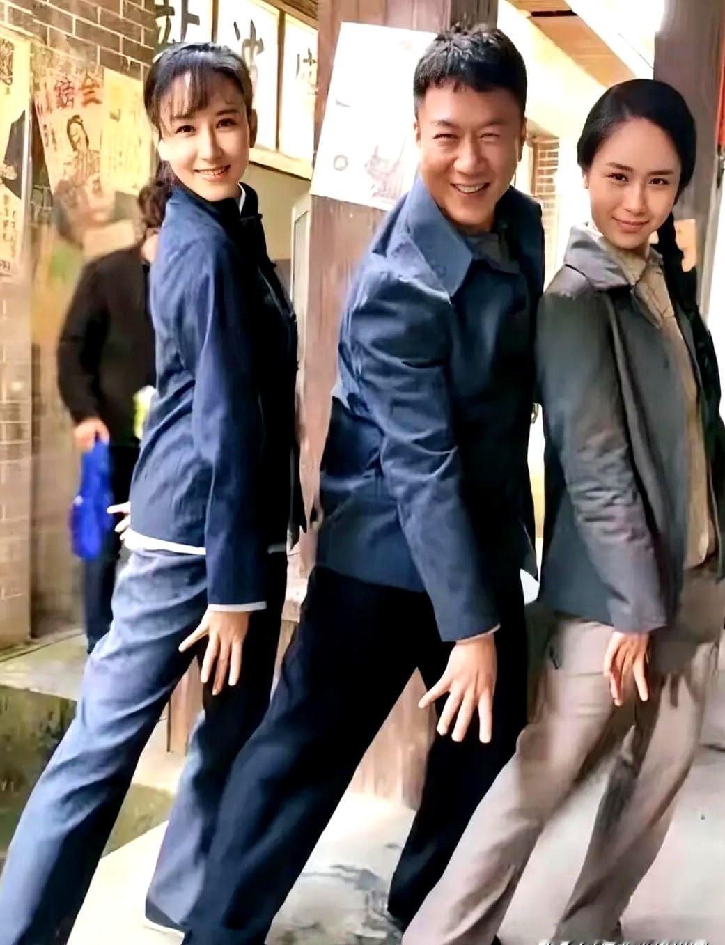 一张《新世界》片场照，把三位实力派凑到了一起。
左边是胡静，早年在《人民的名义》