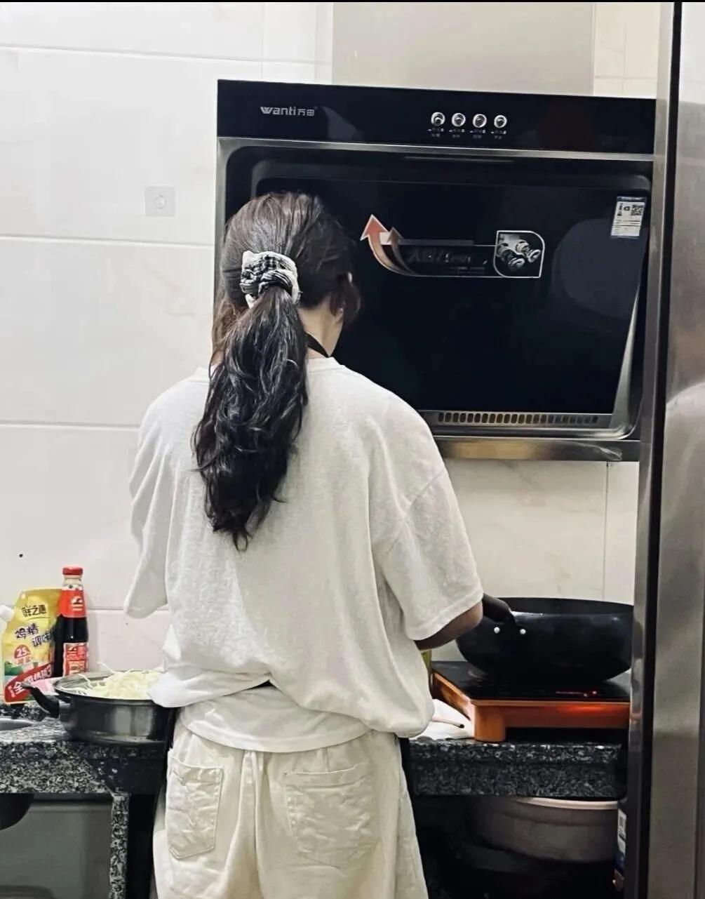 人到中年，其实我已经不爱我老公了
他现在晚回，做什么，我也懒得问，袜子堆在角落，