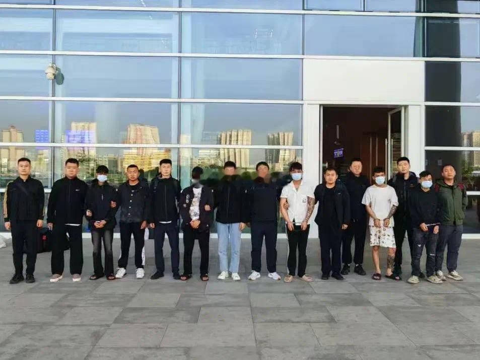 水军平时发一些煽动性、引导性的话也就算了，诈骗就太作死了。赶紧抓一抓吧，现在到处