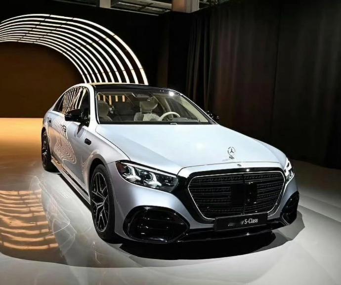 新款奔驰S级实车～感觉这个很有气场，三叉星辉还是不一样