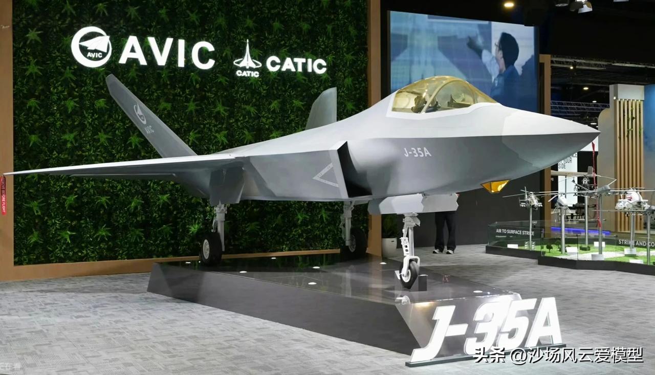 新加坡航展歼-35A全比例模型惹人注目，现场吸引不少外军同僚过来问询。话说这款出