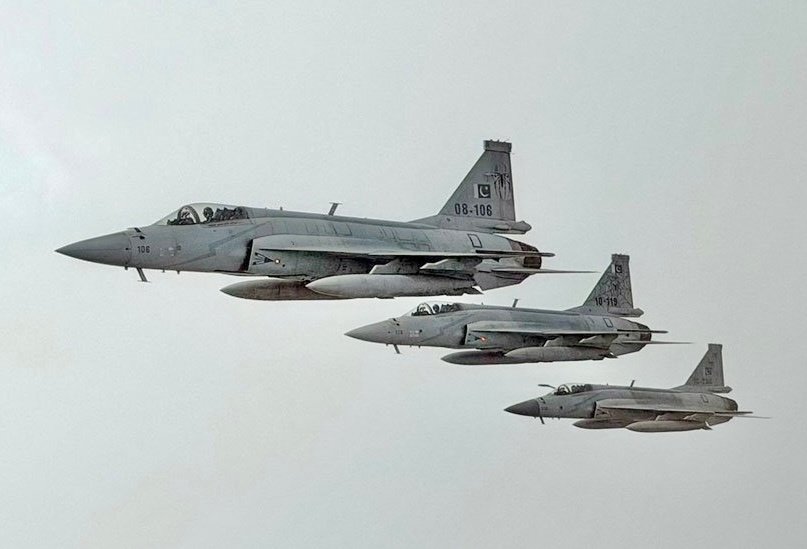 JF-17三机编队，中间那架用了和机体同色的灰白色雷达罩，看起来确实更清秀呢烽火