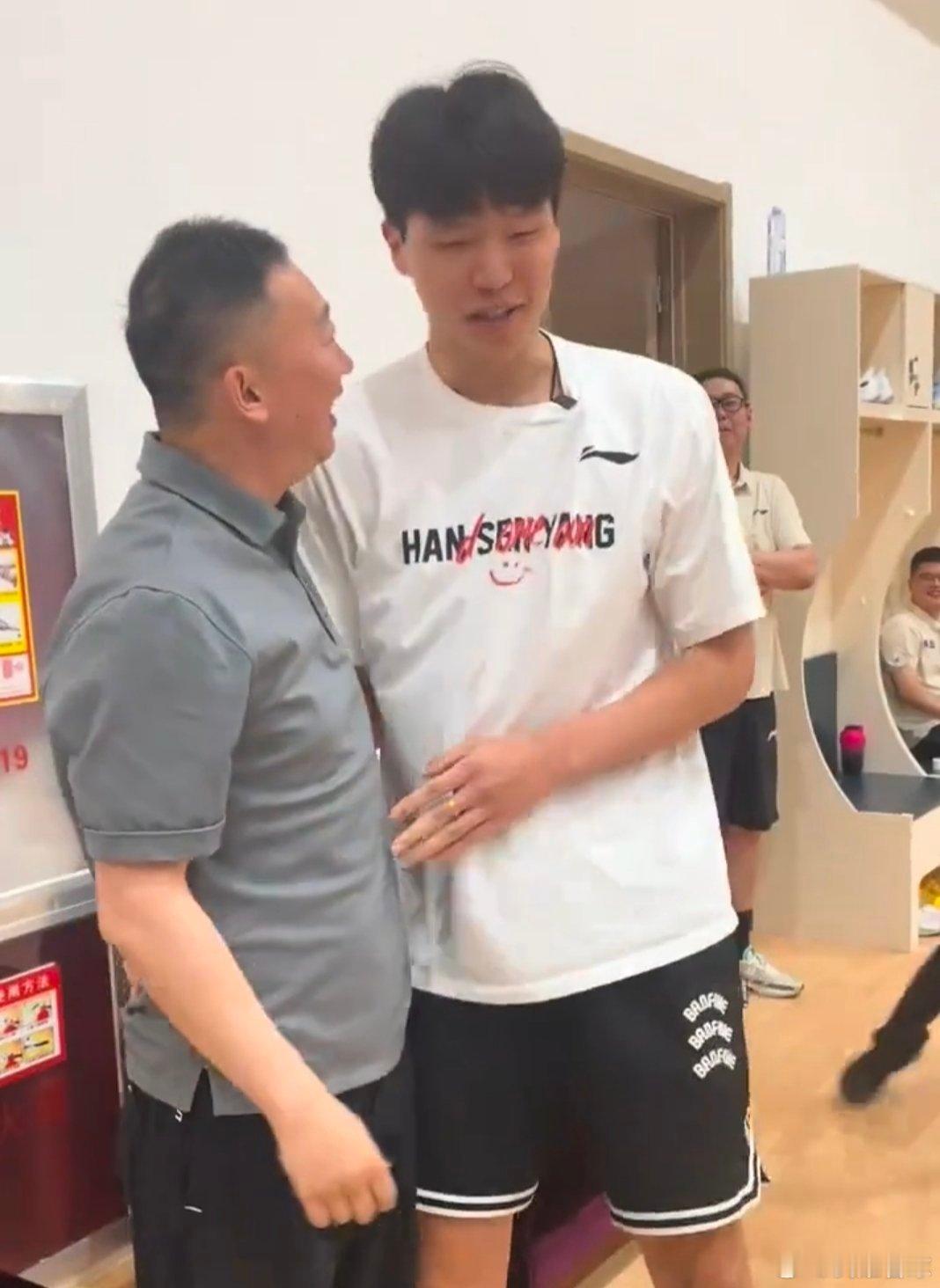 回家真好！杨瀚森刚回青岛男篮训练基地，见到刘维伟指导直呼“太想你了”[嘻嘻]接着