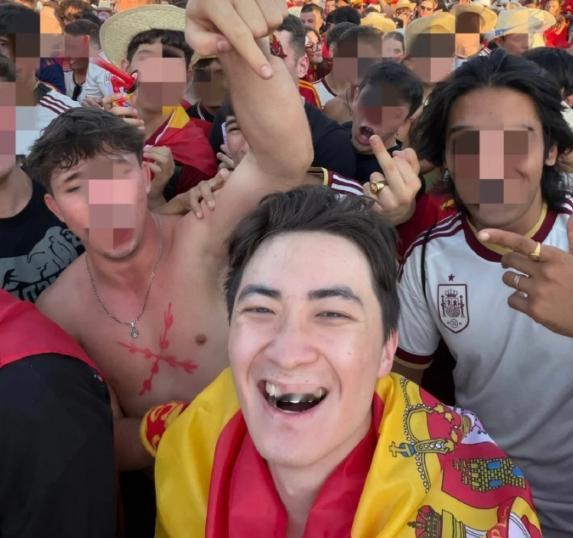 世界杯夺冠狂欢曝出令人心寒的一幕！中国球迷穿着西班牙球衣，专程到马德里广场一起庆