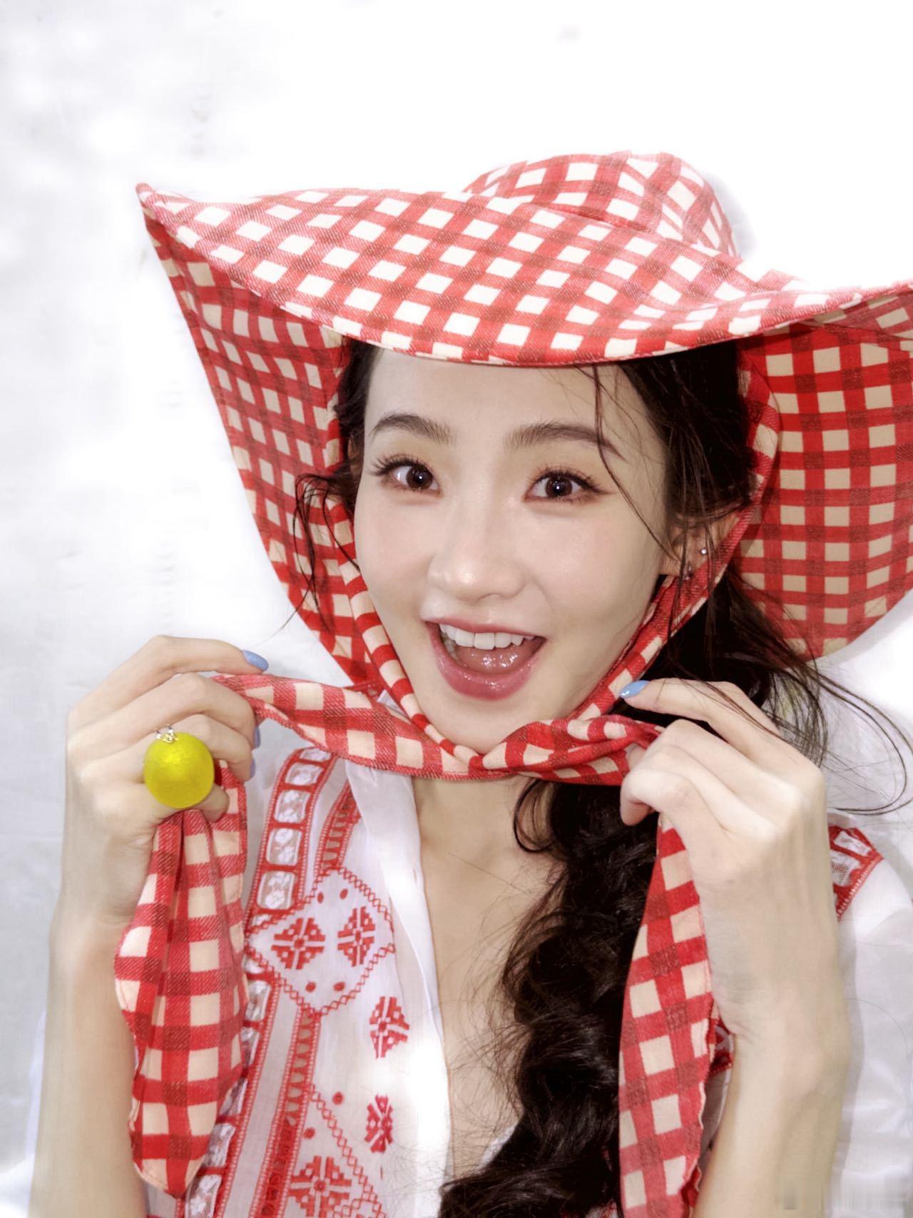 向涵之张艺凡别试探了两位美女同框太绝，高挑甜妹遇上温婉御姐，画面精致又养眼，第一