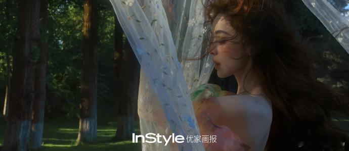 娜扎林间精灵大片 娜扎这状态我真的服气，林间光影打在脸上，仙气值直接拉满，这才是