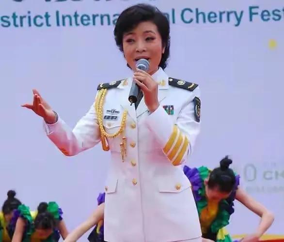 著名歌唱家，正师级，才貌双全，如今60岁了，孑然一身，至今未婚，李丹阳作为国内知