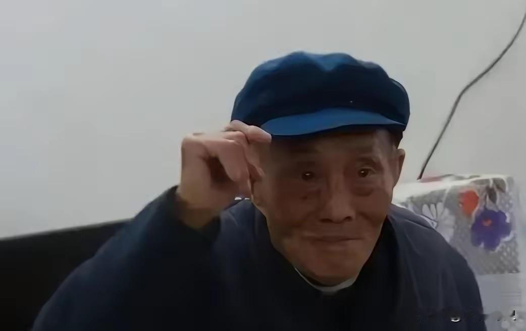 1943年，刘吉祥奉命给前线送80箱子弹，因仓库漆黑，他错把手榴弹当成子弹，没想