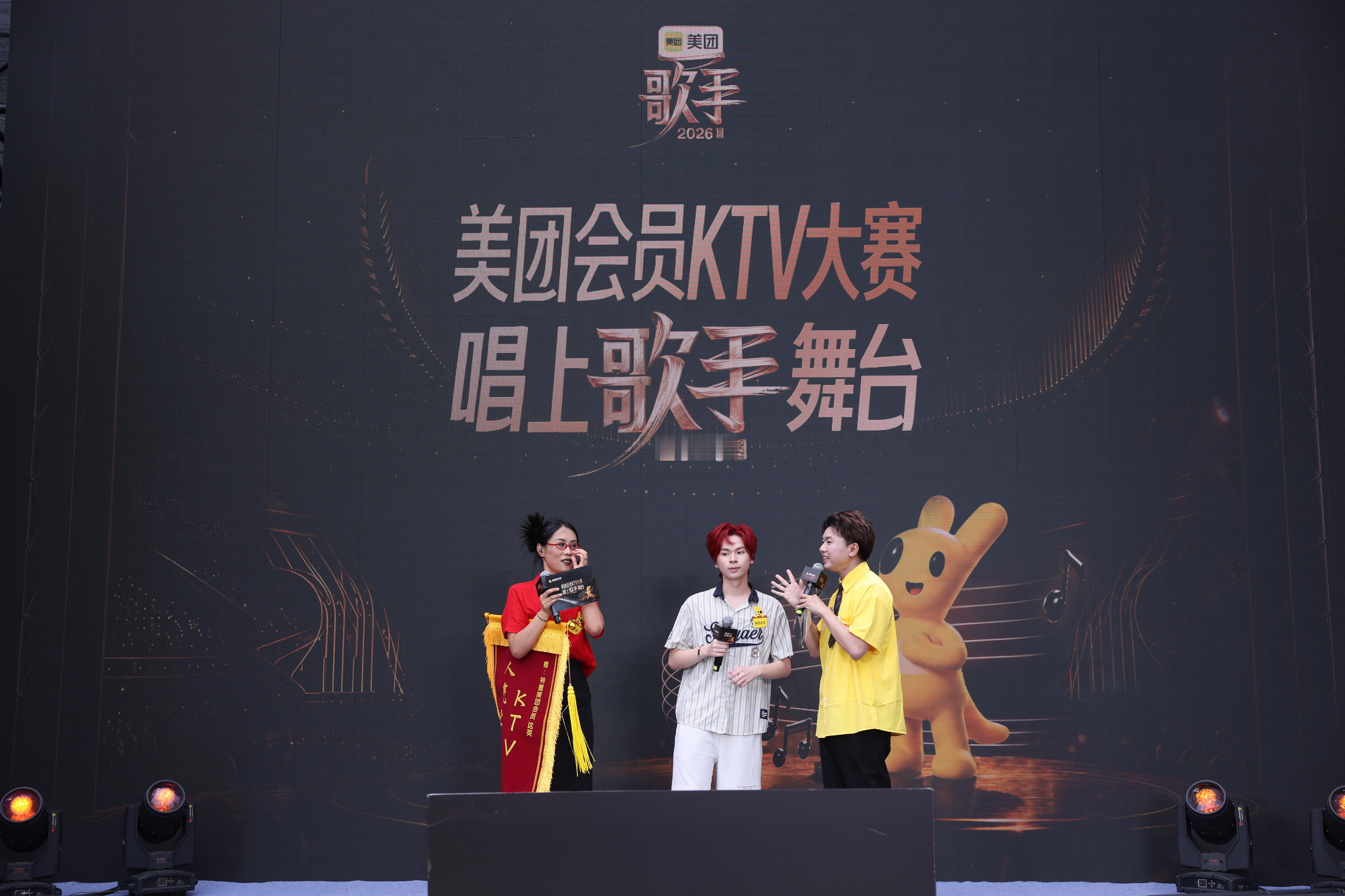 长沙线下KTV惊现平替英子美团会员KTV大赛欢乐值爆棚，平替英子搭配大碗姐花式整