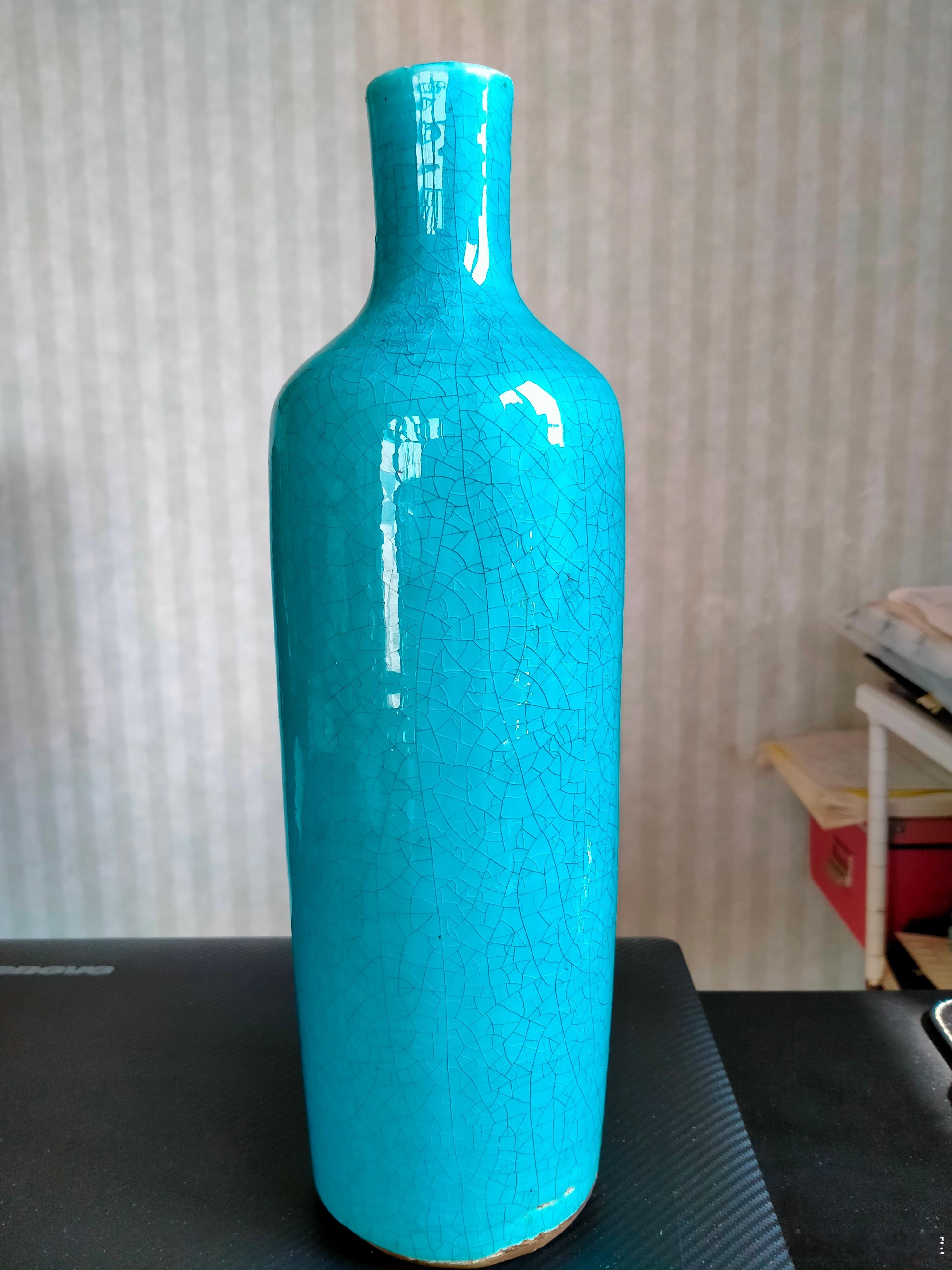 每周鉴赏收藏精品之孔雀蓝莱福瓶        鉴赏古代瓷器，我们通常会在一些古画