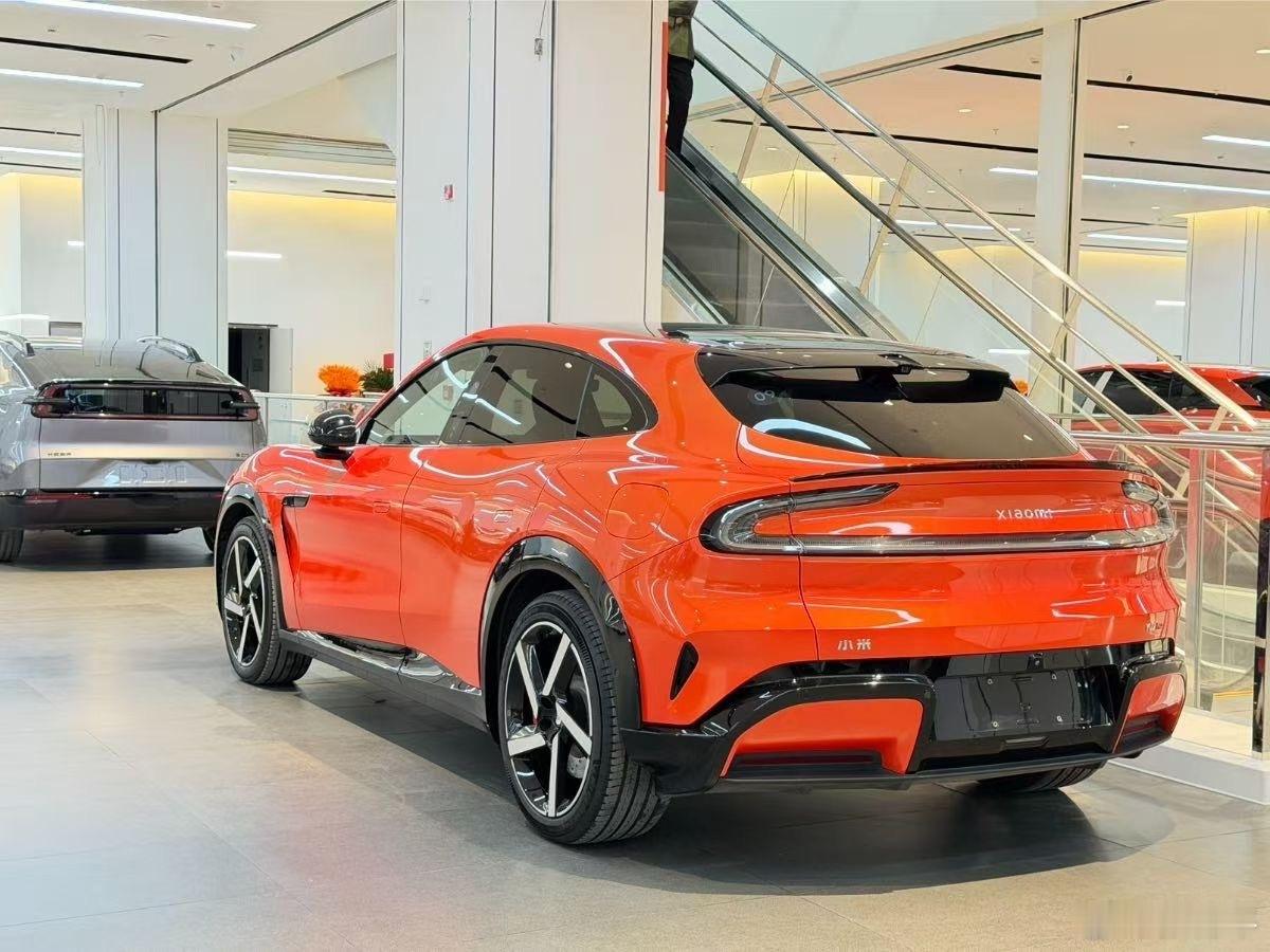 雷军称小米汽车熔岩橙配色敢买的人太少应该说这种鲜艳的颜色，大家都是看着喜欢，但买