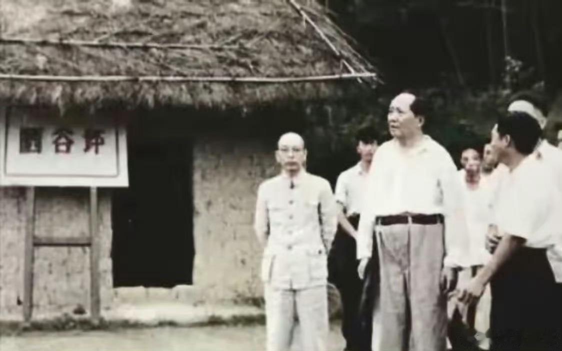毛主席1959年回韶山，在弟弟妹妹的遗像前站了很久…… ​​​