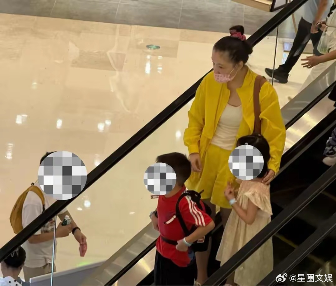 吴倩带女儿逛街偶遇吴倩带女儿逛街 偶遇吴倩带女儿逛街，还是那么美 ​​​