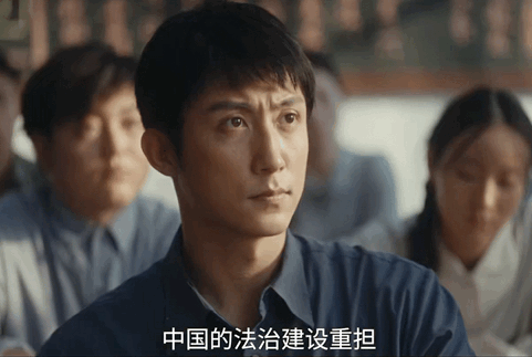 黄景瑜老辈子大学生就是清澈黄景瑜解放鞋配小衬衫，老辈大学生的清澈感直接溢出屏幕，