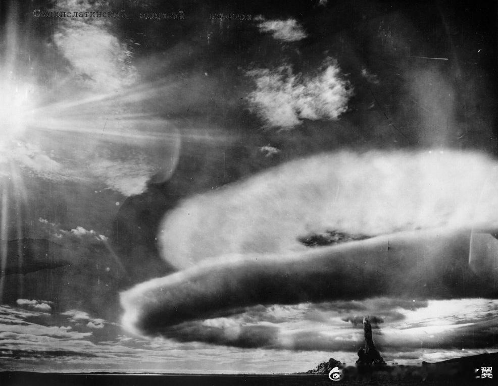 1951年10月18日，苏联首次使用空投原子弹试爆，RDS-3当量42000吨，