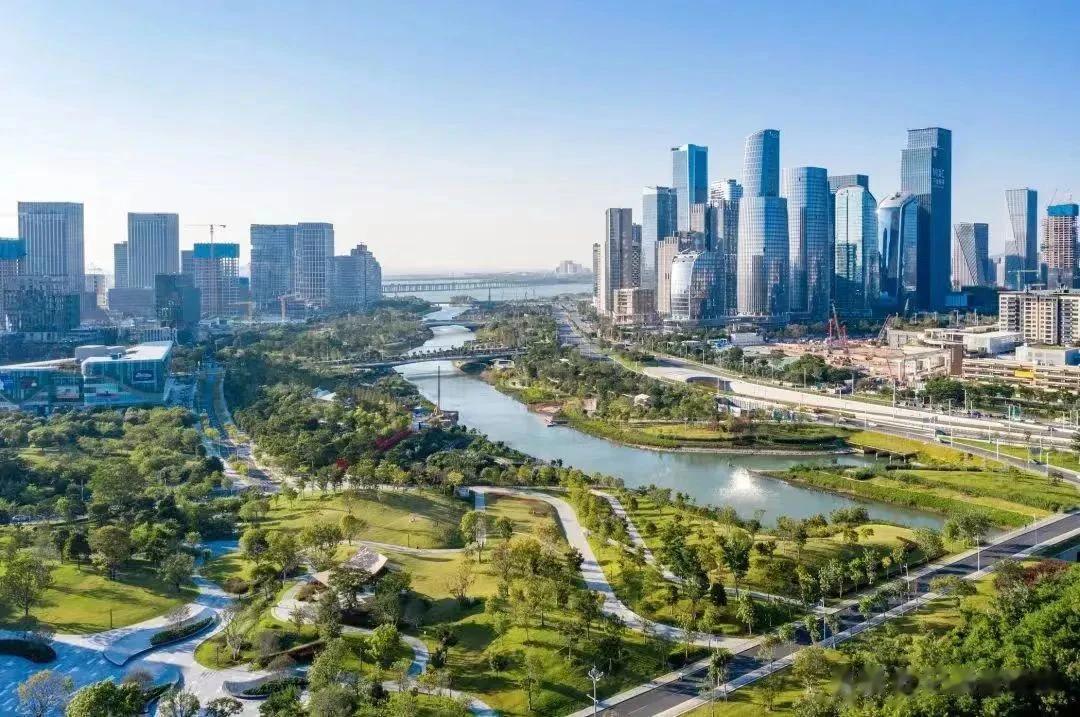 深圳，简直就是中国经济的火车头，一直在不停地追求卓越和创新。而在深圳南边，有一个