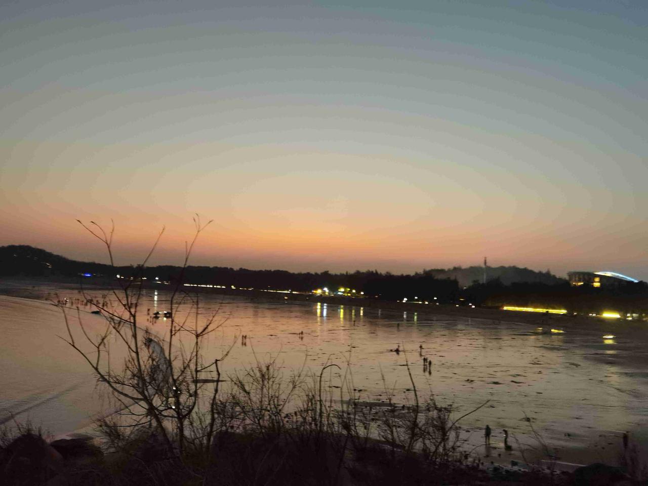 我的今日状态：💪🏻充满干劲
我这里的天气：☀️晴天
今日周二，日子悄悄溜走，