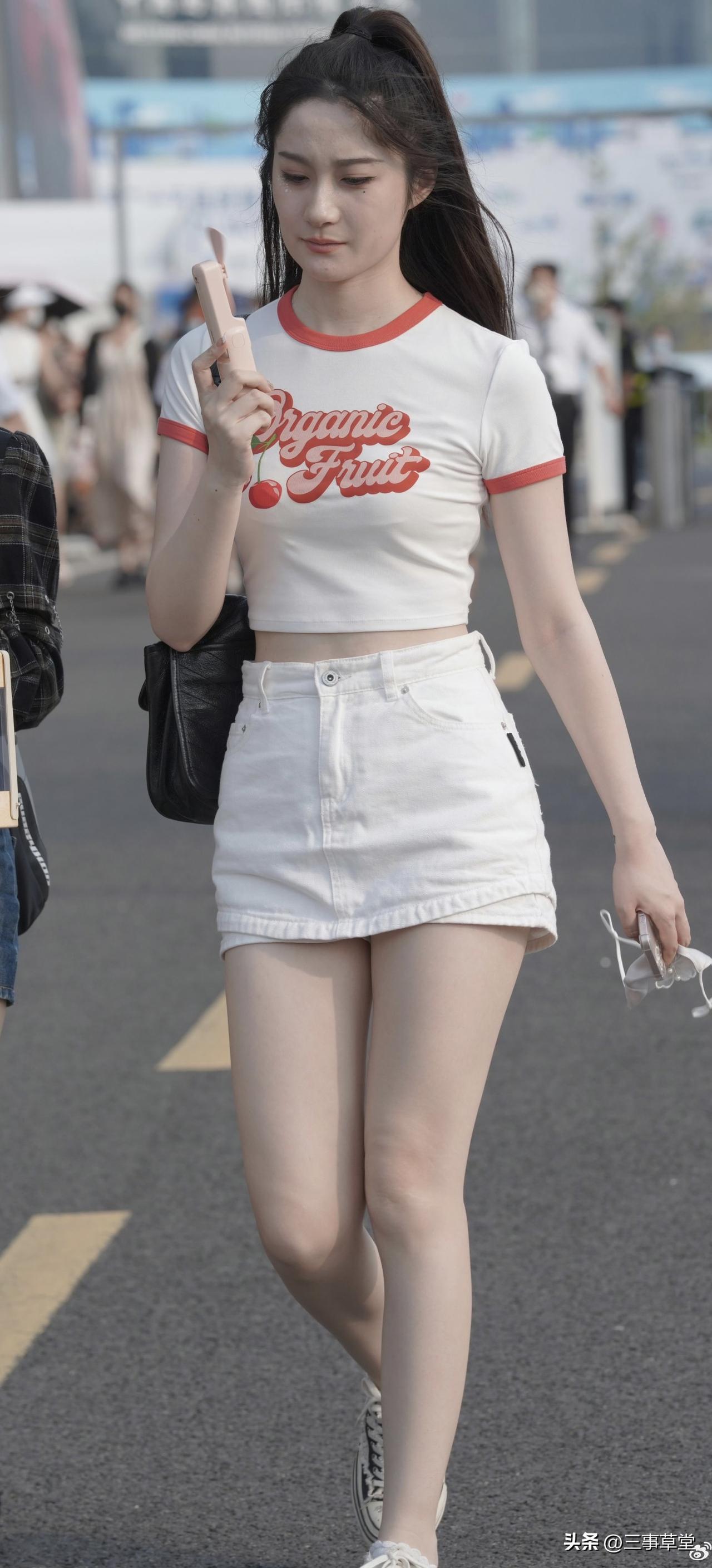 今天穿了件新裙子，感觉自己像是行走的夏日小清新。 ​​​分享街拍小姐姐