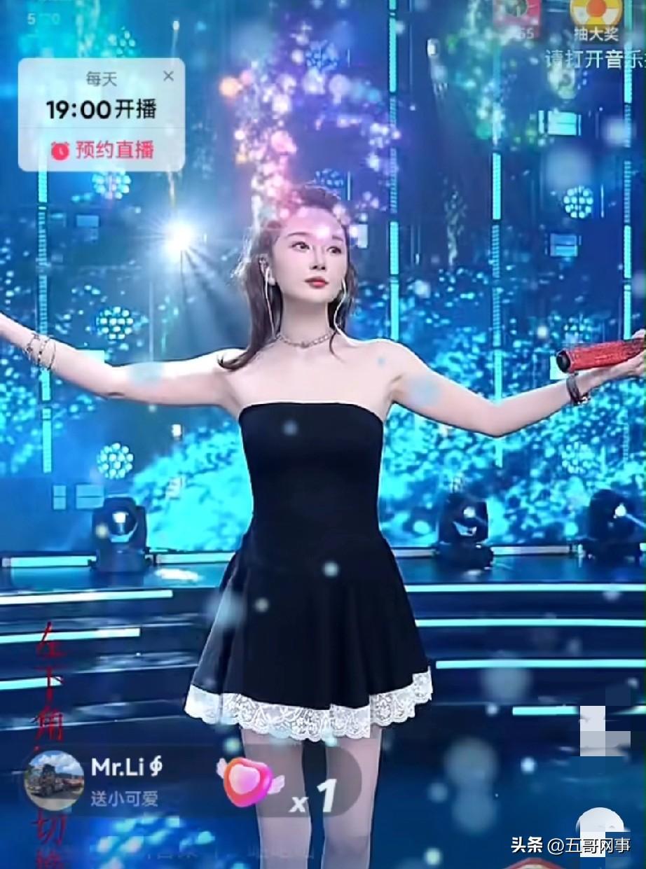 沈曼假唱露馅自己尴尬笑了

沈曼在直播中演唱《你知不知道》时，一位被称为“戏子大