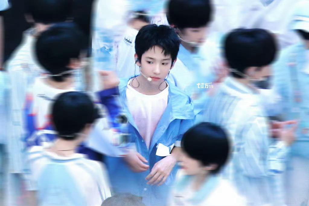 唯一露额头的清爽帅弟弟 14年的巨蟹座运动系男孩 辽宁大连人 可爱帅气兼具 感兴